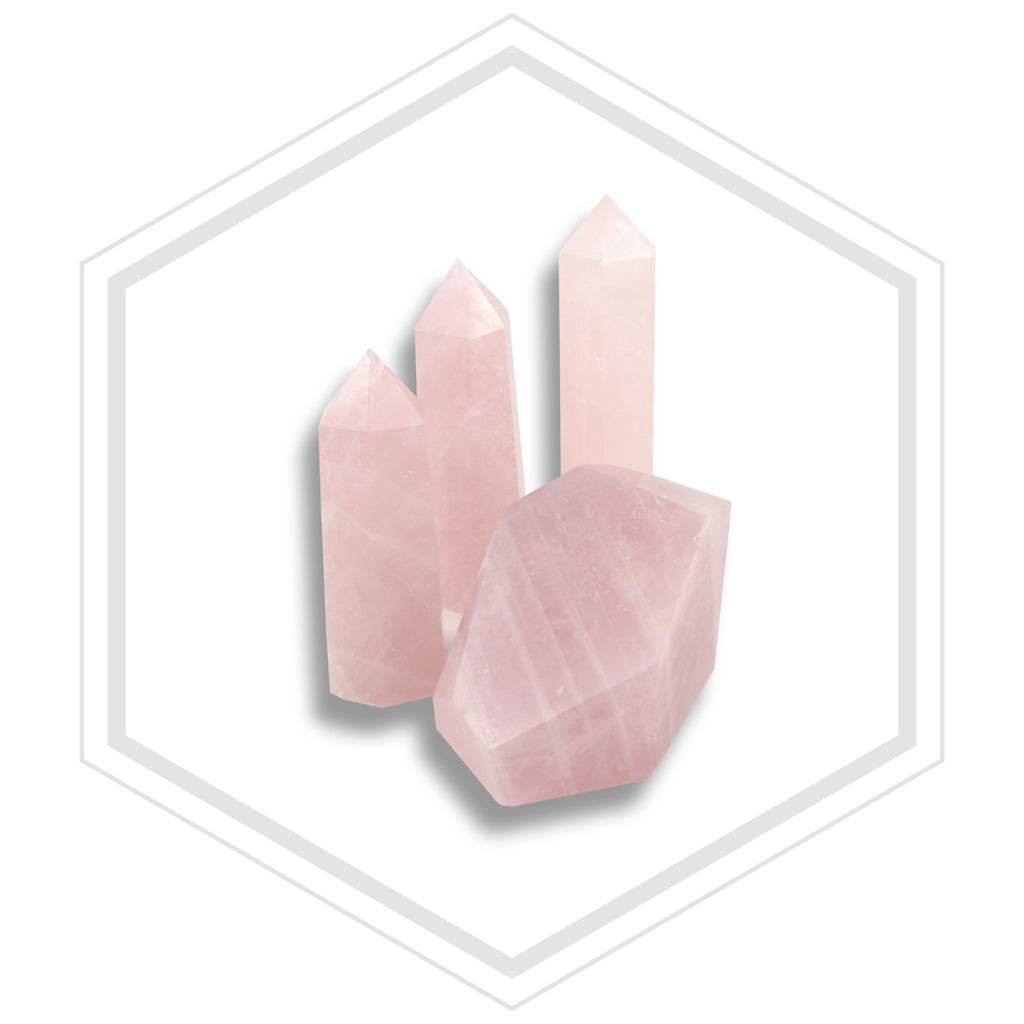Sculptures taillées en quartz rose: obélisques et forme cubique