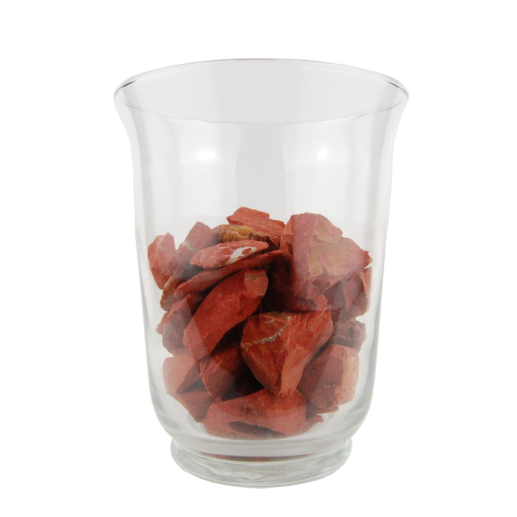 Petits morceaux de pierres brutes de jaspe rouge en vase décoratif