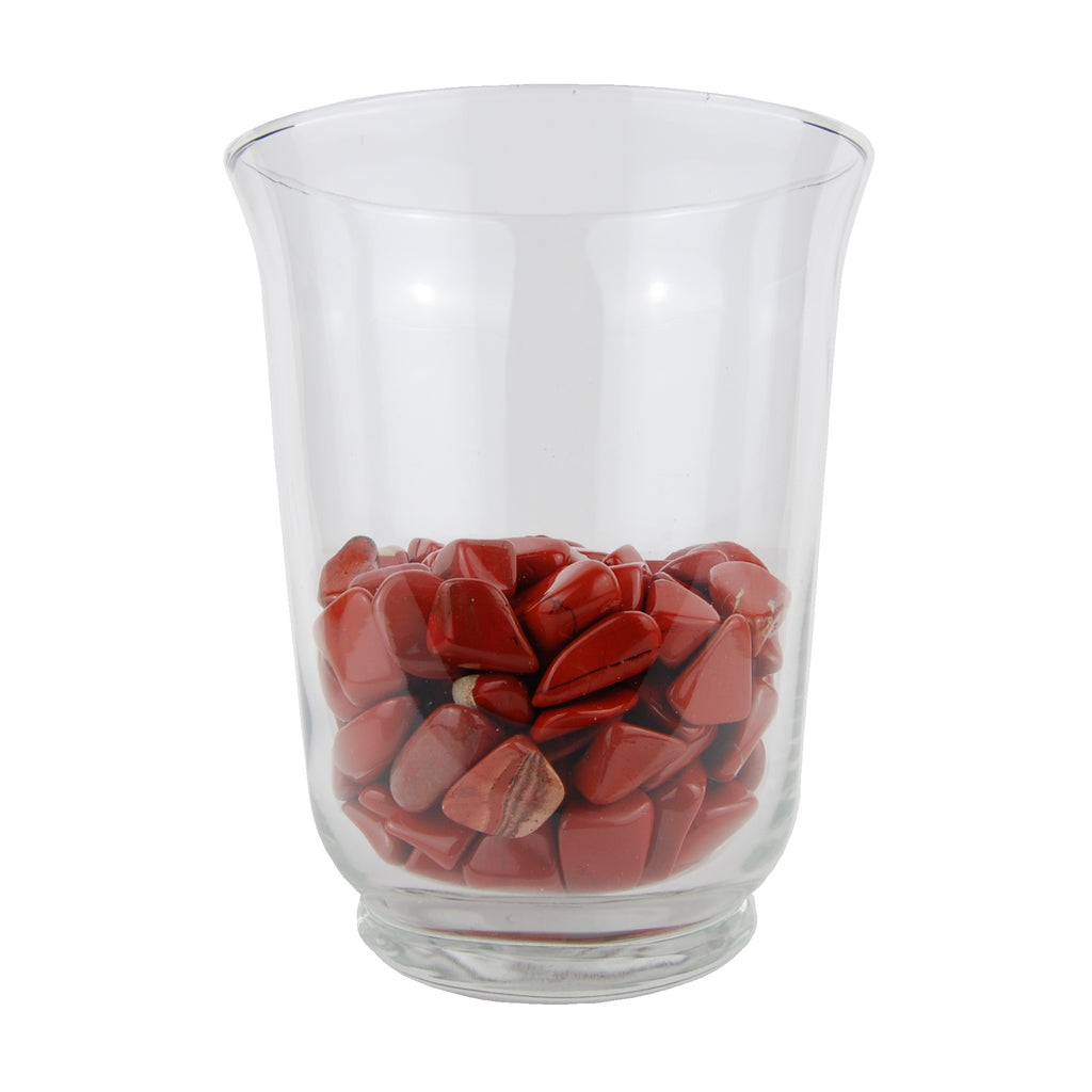 Petits morceaux de pierres roulées de jaspe rouge dans un vase décoratif
