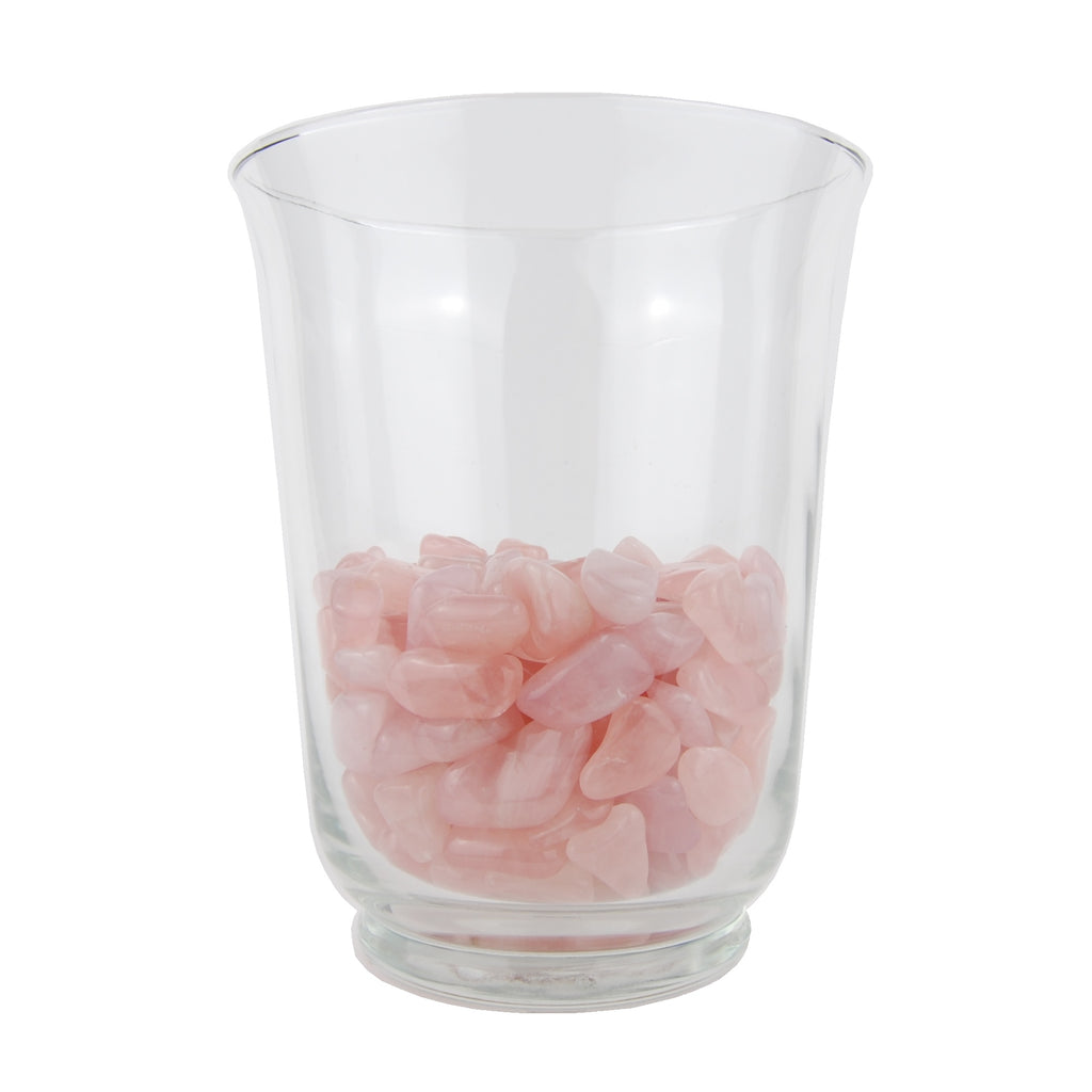 Petits morceaux de pierres roulées de quartz rose dans un vase décoratif