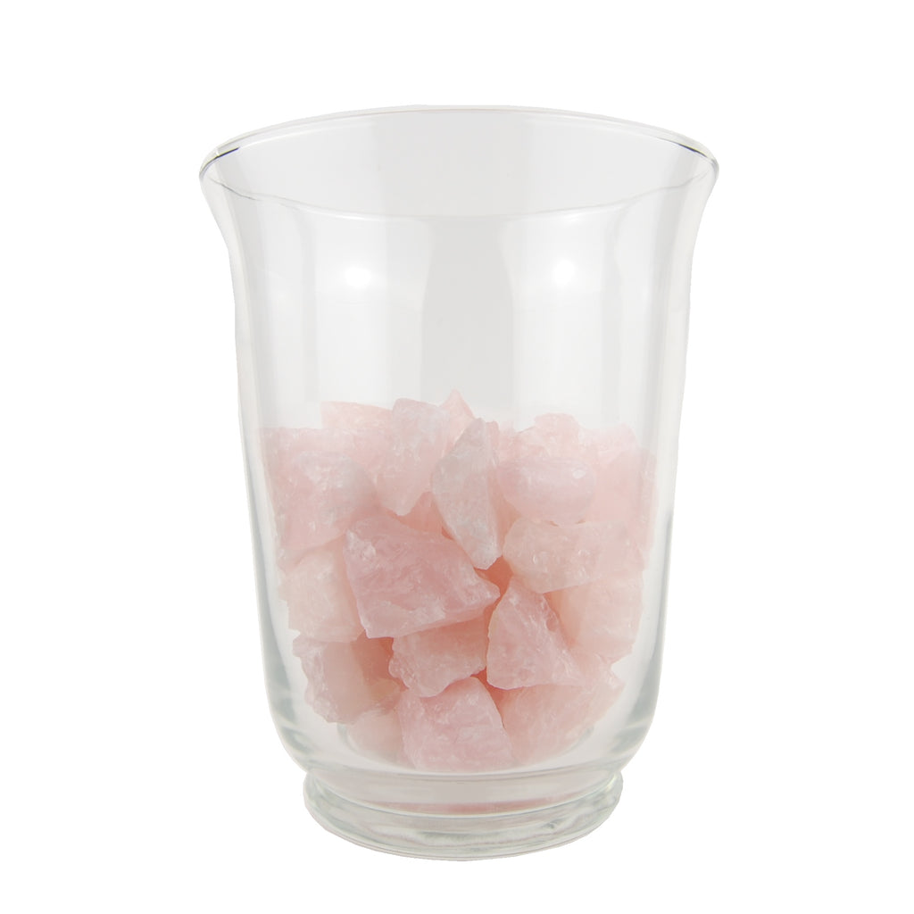 Petits morceaux de pierres brutes de quartz rose en vase décoratif